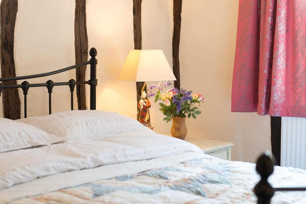 Meddlars A Historic Cottage On The Countryside Edge Of A Vibrant Market Town Hadleigh (Suffolk) Exterior foto